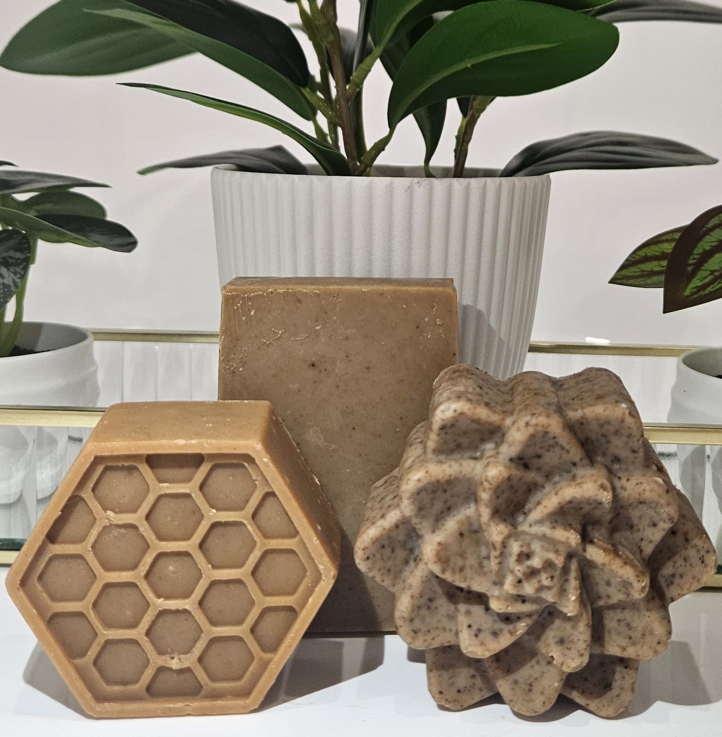 SAVON DE LUXE POUR LE VISAGE- Hibiscus et argan ( tout type de peau)